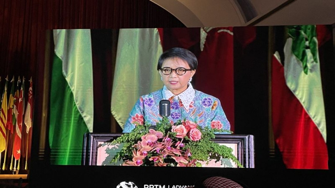 Menteri Luar Negeri Retno Marsudi menyampaikan Pernyataan Pers Tahunan Menteri Luar Negeri (PPTM 2024) di Gedung Merdeka, Bandung, Jawa Barat, pada Senin (8/1/2024). (ANTARA/Yashinta Difa)