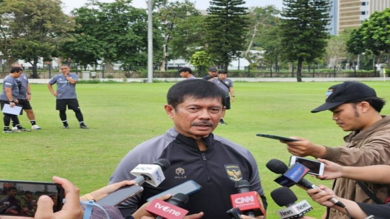 Arsip - Pelatih tim nasional Indonesia U-19 sekaligus Direktur Teknik timnas Indonesia Indra Sjafri seusai memimpin latihan timnas Indonesia U-19 di Lapangan A, Komplek Gelora Bung Karno, Kamis (04/01/2023). (ANTARA/FAJAR SATRIYO)