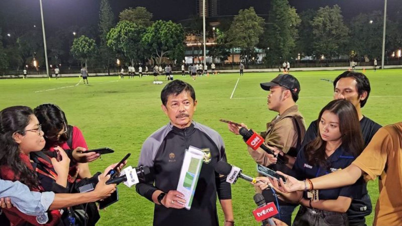 Pelatih tim nasional Indonesia U-20 Indra Sjafri menjawab pertanyaan para pewarta sebelum memimpin latihan tim di Lapangan Latihan A, Komplek Gelora Bung Karno, Jakarta, Senin (29/1/2024). (ANTARA/RAUF ADIPATI)