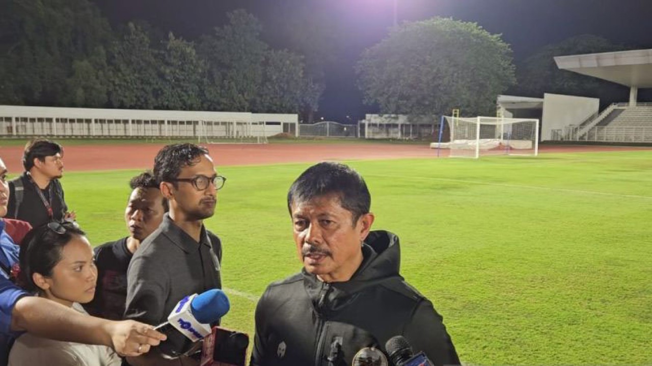 Pelatih timnas U-20 Indra Sjafri menjawab pertanyaan pewarta di Stadion Madya, Jakarta. (ANTARA/RAUF ADIPATI)