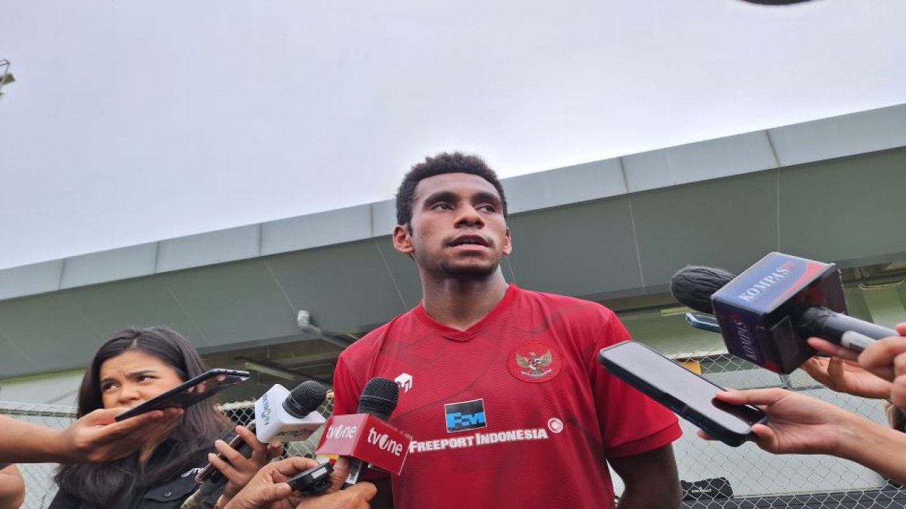 Pemain tim nasional Indonesia U-19 Iqbal Gwijangge seusai menjalani latihan timnas Indonesia U-19 di Lapangan A, Komplek Gelora Bung Karno, Kamis (04/01/2023). (ANTARA/FAJAR SATRIYO)