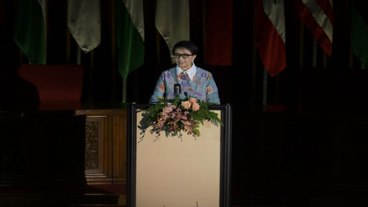 Menteri Luar Negeri Retno Marsudi menyampaikan Pernyataan Pers Tahunan Menteri Luar Negeri (PPTM 2024) di Gedung Merdeka, Bandung, Jawa Barat, pada Senin (8/1/2024). (ANTARA/HO-Kemlu)