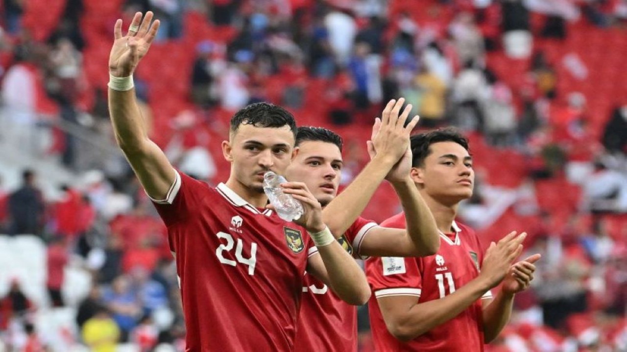 Gelandang Timnas Indonesia Ivar Jenner dan penyerang Rafael Struick memberikan hormat kepada penonton setelah pertandingan Grup D Piala Asia 2023 di Stadion al-Thumama di Doha, Qatar, pada 24 Januari 2024. (AFP/HECTOR RETAMAL)