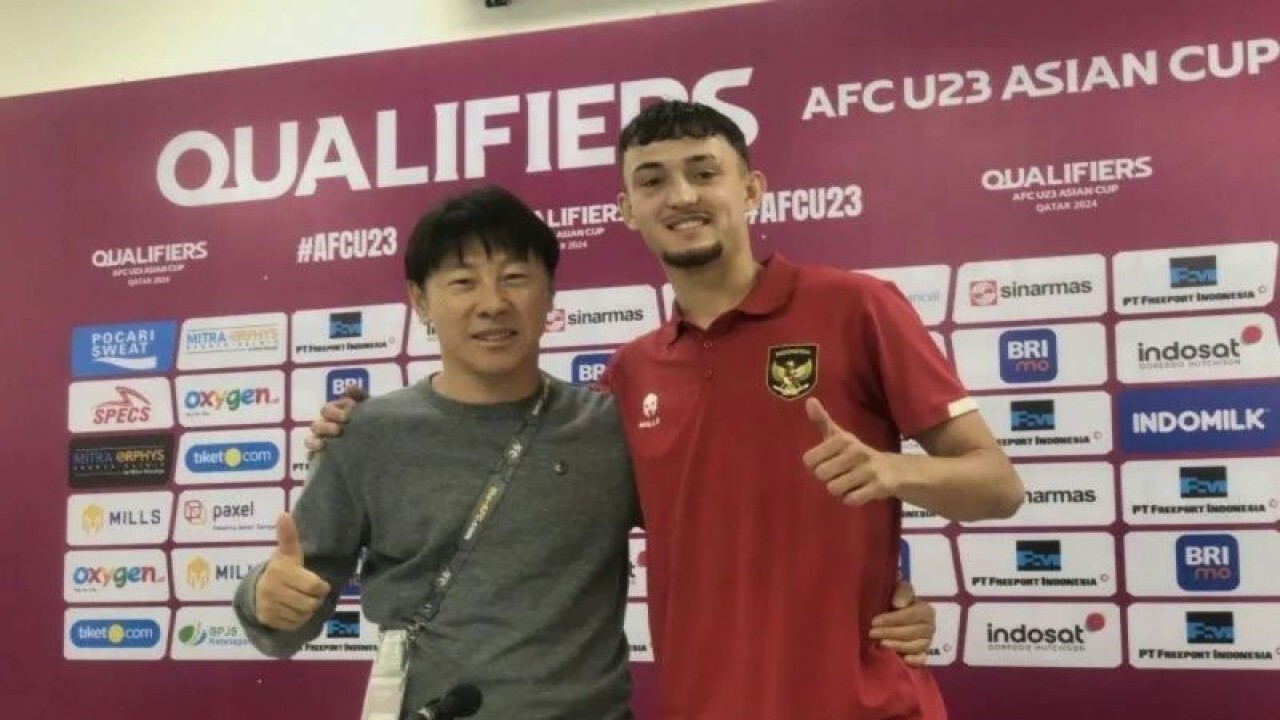 Pelatih Timnas Indonesia U-23 Shin Tae-yong (kiri) dan pemain Timnas Indonesia U-23 Ivar Jenner (kanan) berpose seusai mengikuti jumpa pers setelah kemenangan 2-0 dari Turkmenistan U-23 di laga terakhir Grup K kualifikasi Piala Asia U-23 2024, di Stadion Manahan, Solo, Jawa Tengah, Selasa (12/9/2023). (ANTARA/Zaro Ezza Syachniar)