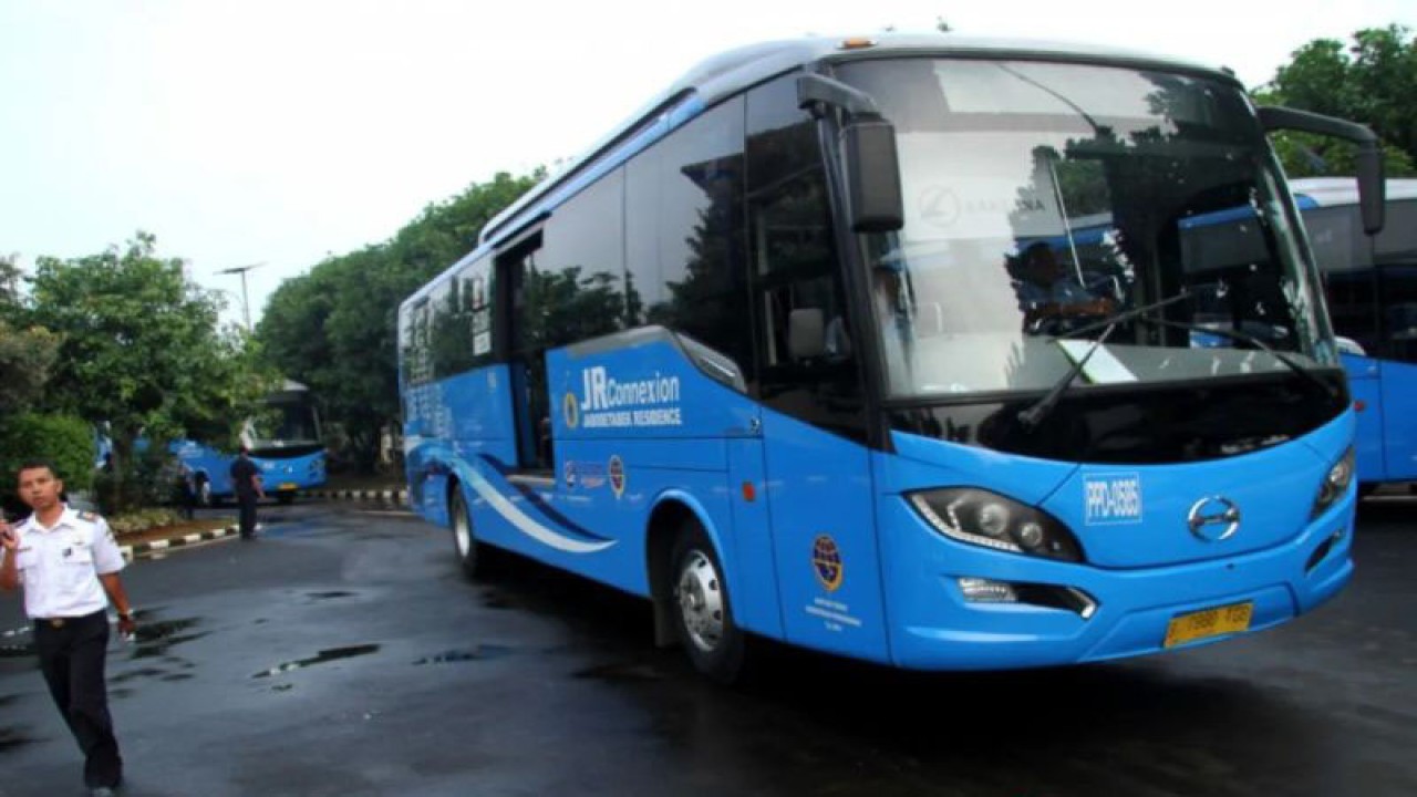 Petugas beraktivitas di sekitar Bus Jabodetabek Airport (JA) Connexion seusai peluncuran di Bekasi, Jawa Barat, Senin (10/12/2108). Sebanyak empat armada bus JA dan JR Connexion akan mulai diuji coba pada 11 Desember 2018 dengan trayek STTD, Cibitung-Bandara Soekarno Hatta dan Cibitung-Harmoni. ANTARA FOTO/Risky Andrianto/foc.