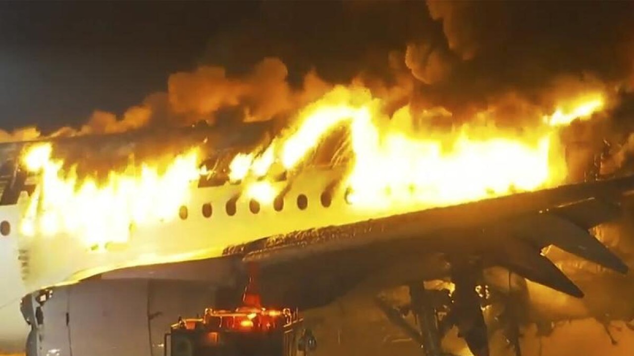 Pesawat Japan Airlines terbakar di landasan pacu Bandara Haneda Tokyo/ist