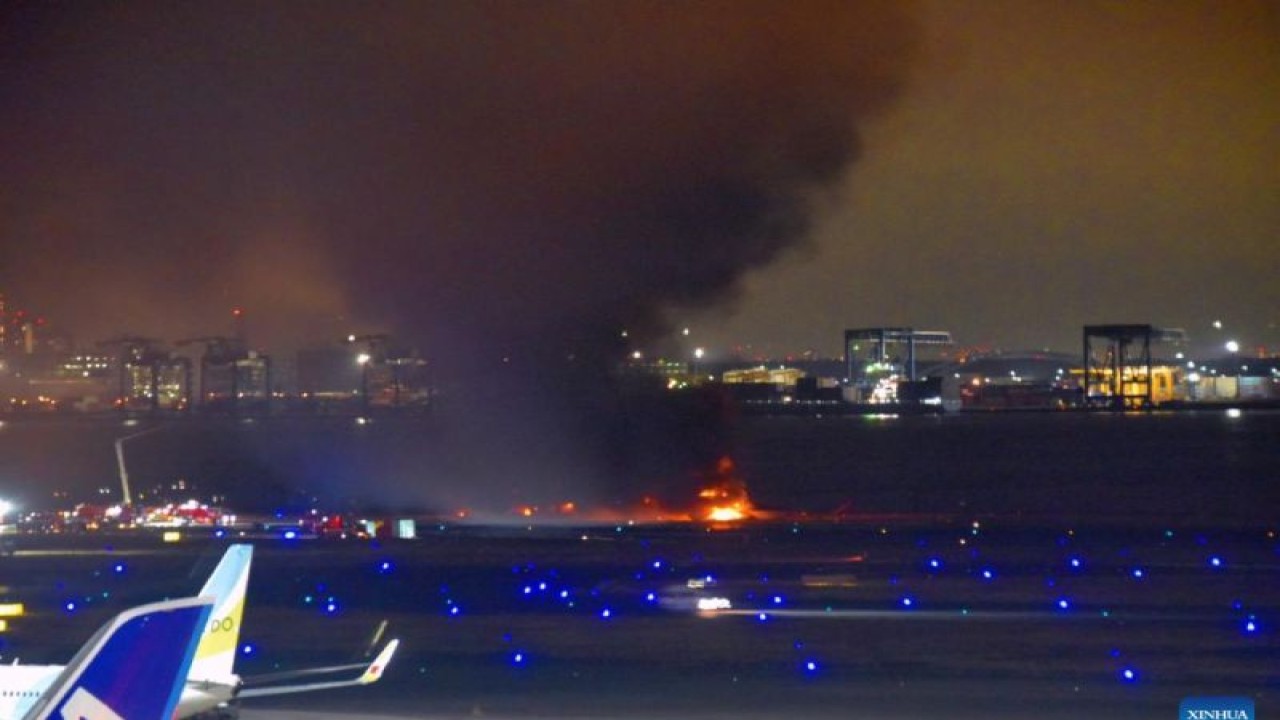 Foto yang diambil pada 2 Januari 2024 ini memperlihatkan sebuah pesawat Japan Airlines terbakar di Bandara Haneda di Tokyo, Jepang. ANTARA/Xinhua/tm