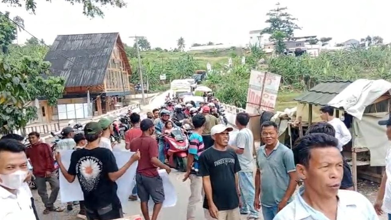 Masyarakat Lakukan Demo menuntut pembangunan jalan dilanjutkan. (foto: Arief Permana kontributor nusantaratv.com Bogor)