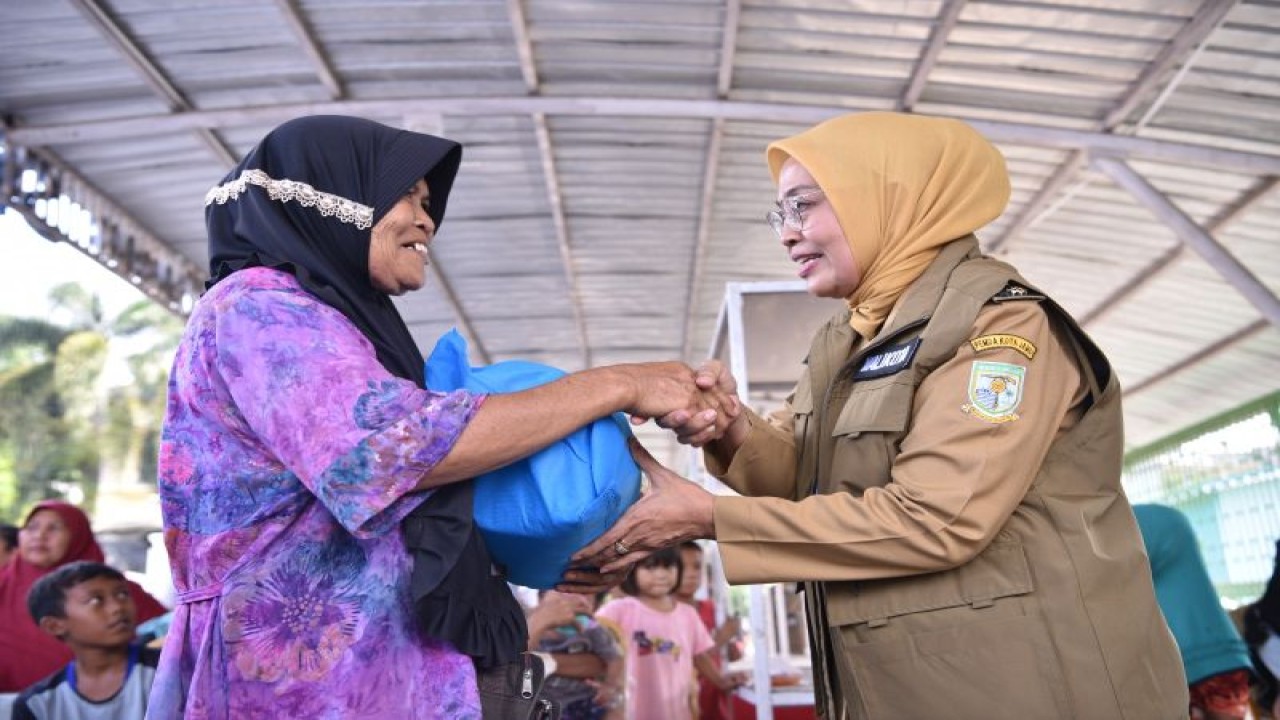 Penjabat Wali Kota Jambi menyerahkan bantuan sembako untuk korban banjir, Selasa (23/1/2024). (ANTARA/HO-Pemkot Jambi)