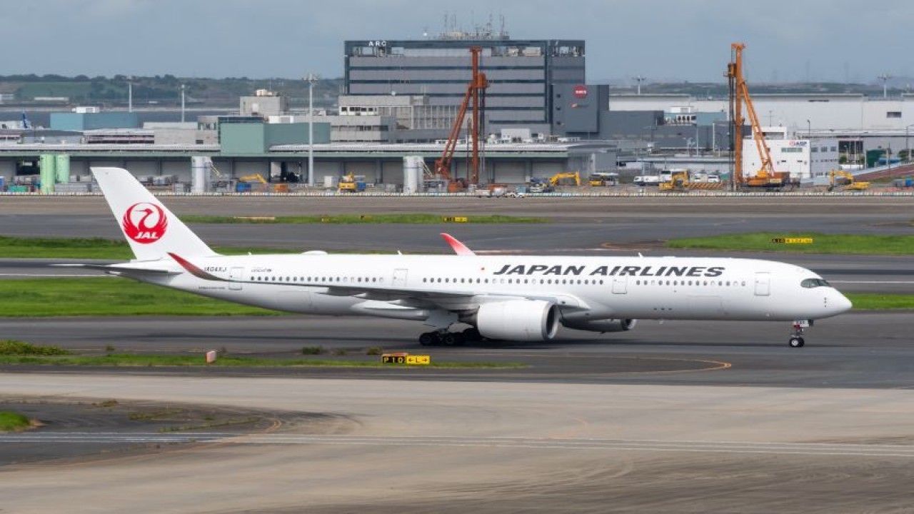 Foto arsip- Salah satu pesawat Airbus A350-900 milik Japan Air Lines di Bandara Internasional Tokyo pada 27 Agustus 2023. (Wikimedia Commons)