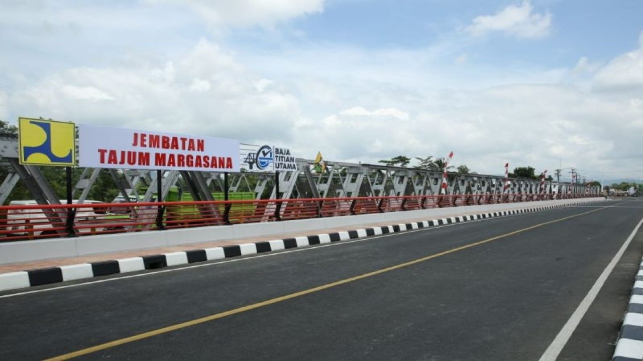 Jembatan Tajum Margasana sepanjang 150 meter merupakan Jembatan Callender Hamilton yang menghubungkan Kabupaten Banyumas dengan Kabupaten Cilacap, Jawa Tengah. ANTARA/HO - Kementerian PUPR