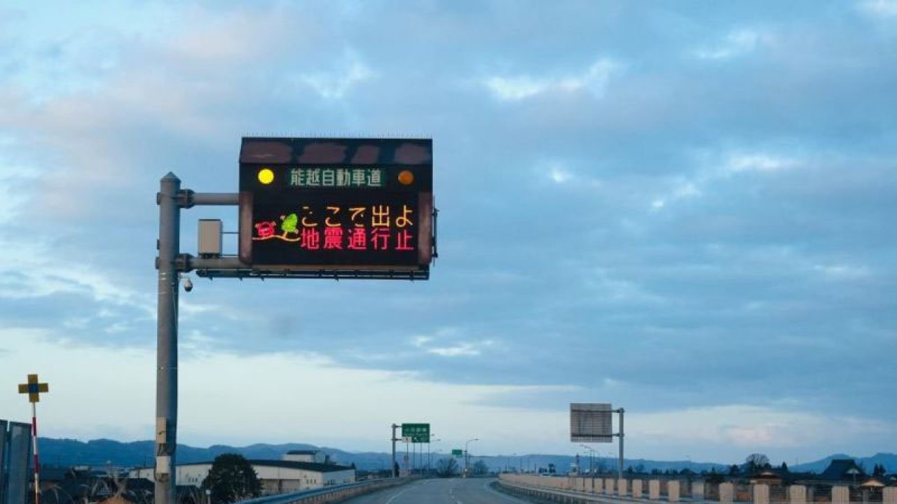 Sebuah rambu jalan menginformasikan pengemudi untuk keluar dari jalan tol akibat gempa bumi di Kota Oyabe, Prefektur Toyama, Jepang, 1 Januari 2024. Serangkaian gempa bumi kuat dengan gempa berkekuatan magnitudo 7,6 telah melanda prefektur Ishikawa, Jepang tengah, pada Senin, dan peringatan tsunami telah dikeluarkan, menurut Badan Meteorologi Jepang (JMA). (Xinhua/Sun Jialin)