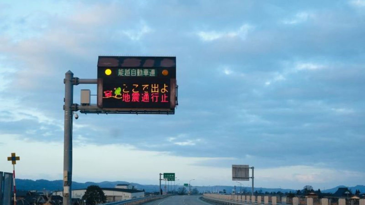 Sebuah rambu jalan menginformasikan pengemudi untuk keluar dari jalan tol akibat gempa bumi di Kota Oyabe, Prefektur Toyama, Jepang, 1 Januari 2024. Serangkaian gempa bumi kuat dengan gempa berkekuatan magnitudo 7,6 telah melanda prefektur Ishikawa, Jepang tengah, pada Senin, dan peringatan tsunami telah dikeluarkan, menurut Badan Meteorologi Jepang (JMA). (Xinhua/Sun Jialin)