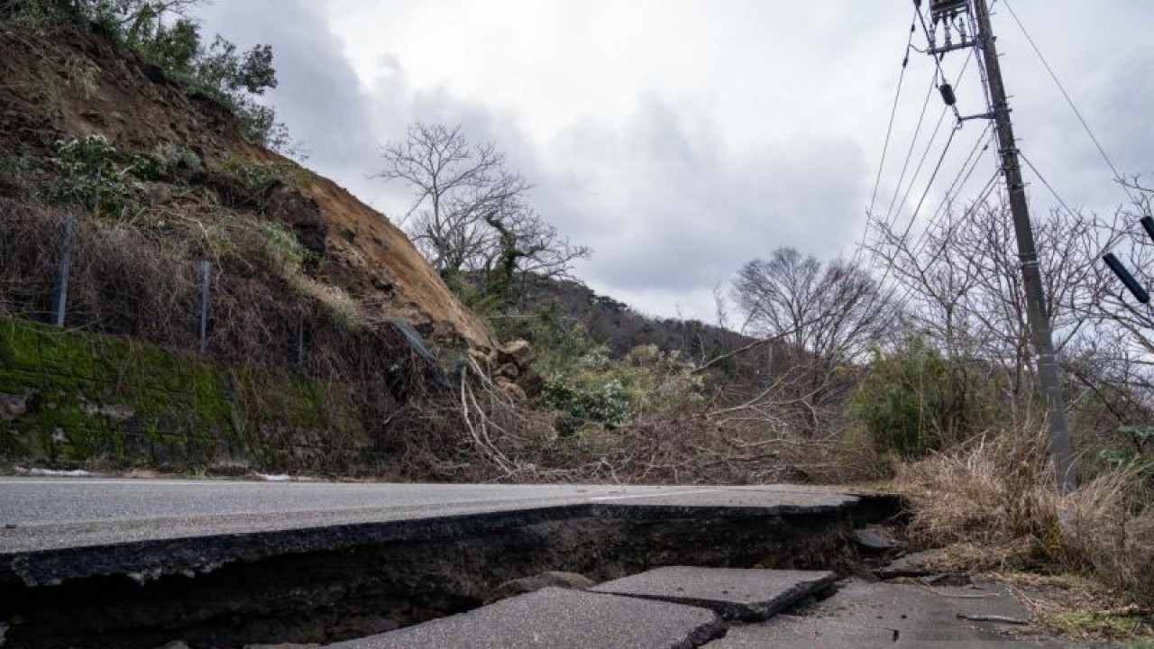 Jalan rusak terlihat di Hakui, Prefektur Ishikawa, pada 2 Januari 2024, setelah serangkaian gempa besar melanda Jepang tengah dan sekitarnya. (ANTARA/Xinhua/ZhangXiaoyu/as)