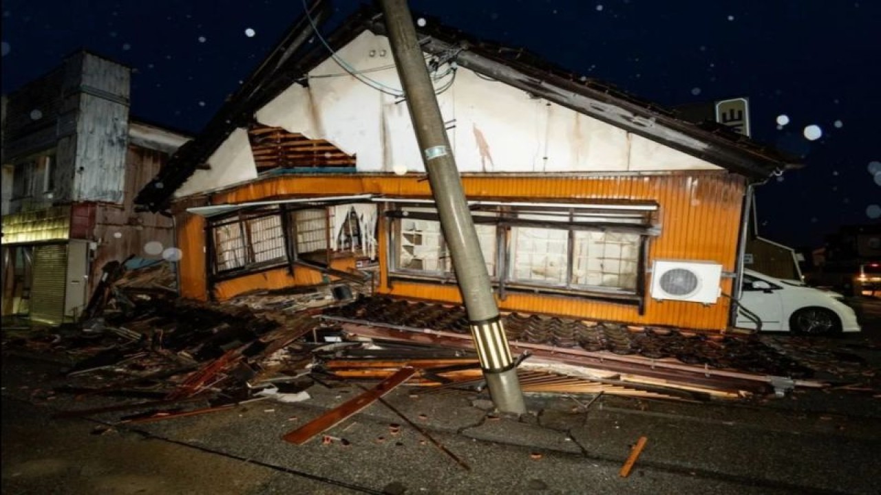 Foto yang diambil pada 3 Januari 2024 memperlihatkan bangunan yang rusak parah akibat gempa bumi di Wajima, Prefektur Ishikawa, Jepang. ANTARA/Xinhua/ZhangXiaoyu