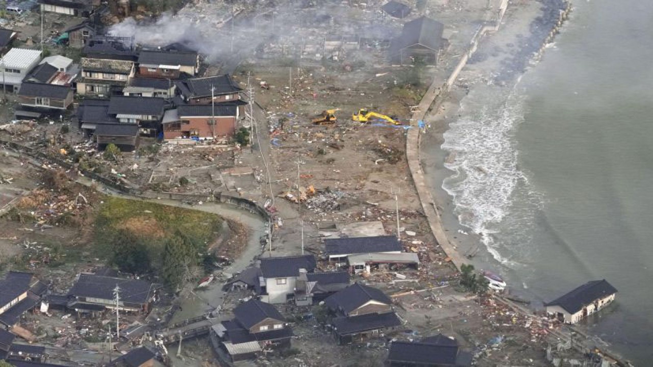 Foto yang diambil dari pesawat Kyodo News menampilkan kawasan Noto di prefektur Ishikawa yang hancur diterjang tsunami akibat gempa yang melanda Jepang, Selasa (2/1/2024). ANTARA FOTO/Kyodo via Reuters Connect/foc.