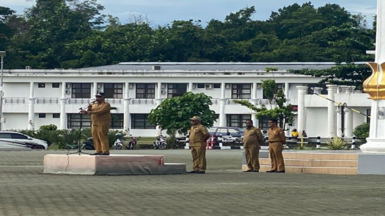 Wakil Bupati Mimika Johannes Rettob memimpin apel perdana 2024 di Pusat Pemerintahan Kabupaten Mimika, Papua Tengah pada Senin, 8/1/2024. (Dokumentasi pribadi)