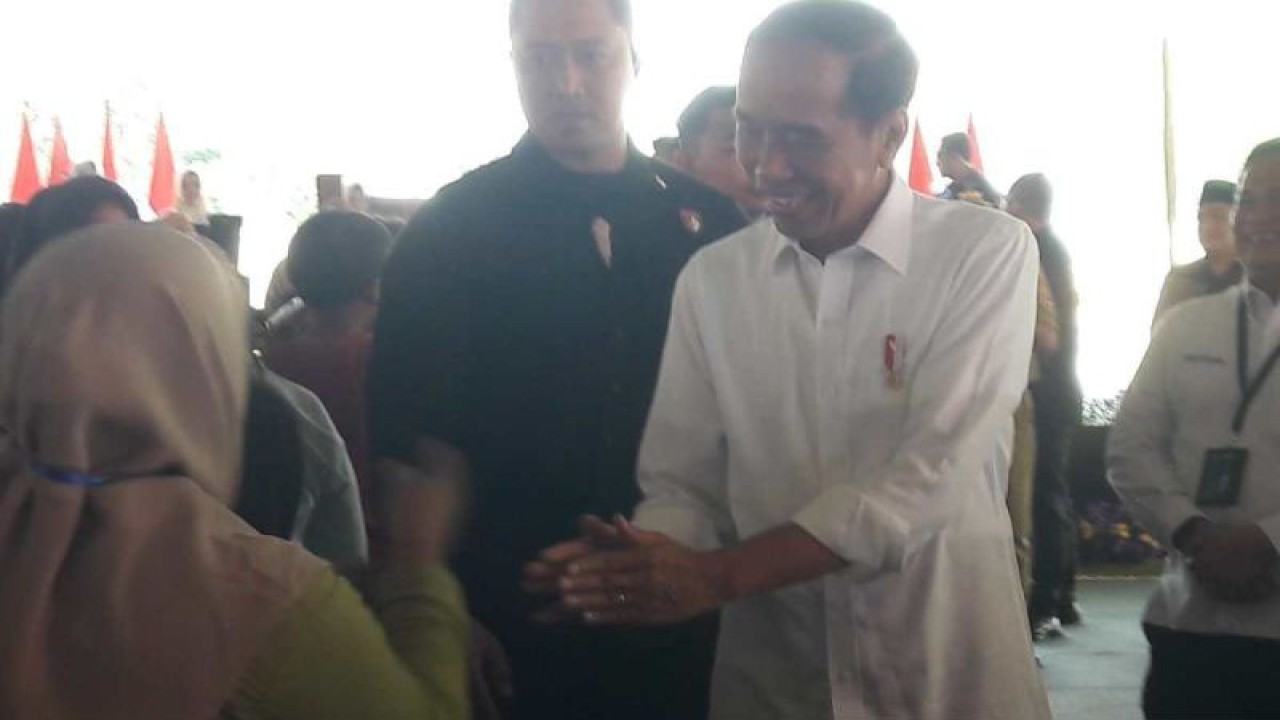 Presiden Joko Widodo menyalami nasabah PNM di Stadion Gemilang Kabupaten Magelang. ANTARA/Heru Suyitno