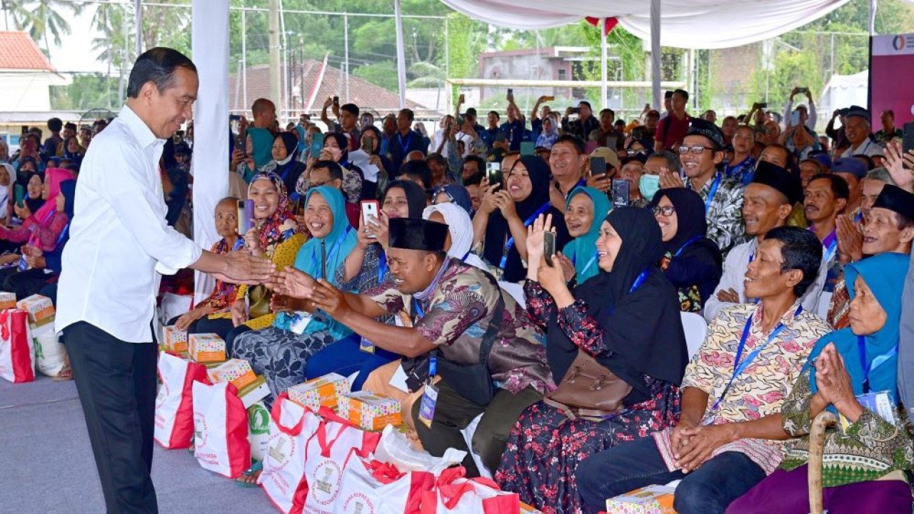 Presiden Jokowi saat mengunjungi Lapangan Sepak Bola Klumpit Tingkir, Kota Salatiga, Jawa Tengah, Senin (22/01/2024), untuk memastikan penyaluran bantuan pangan CBP diterima dengan baik. (BPMI Setpres/Muchlis Jr)