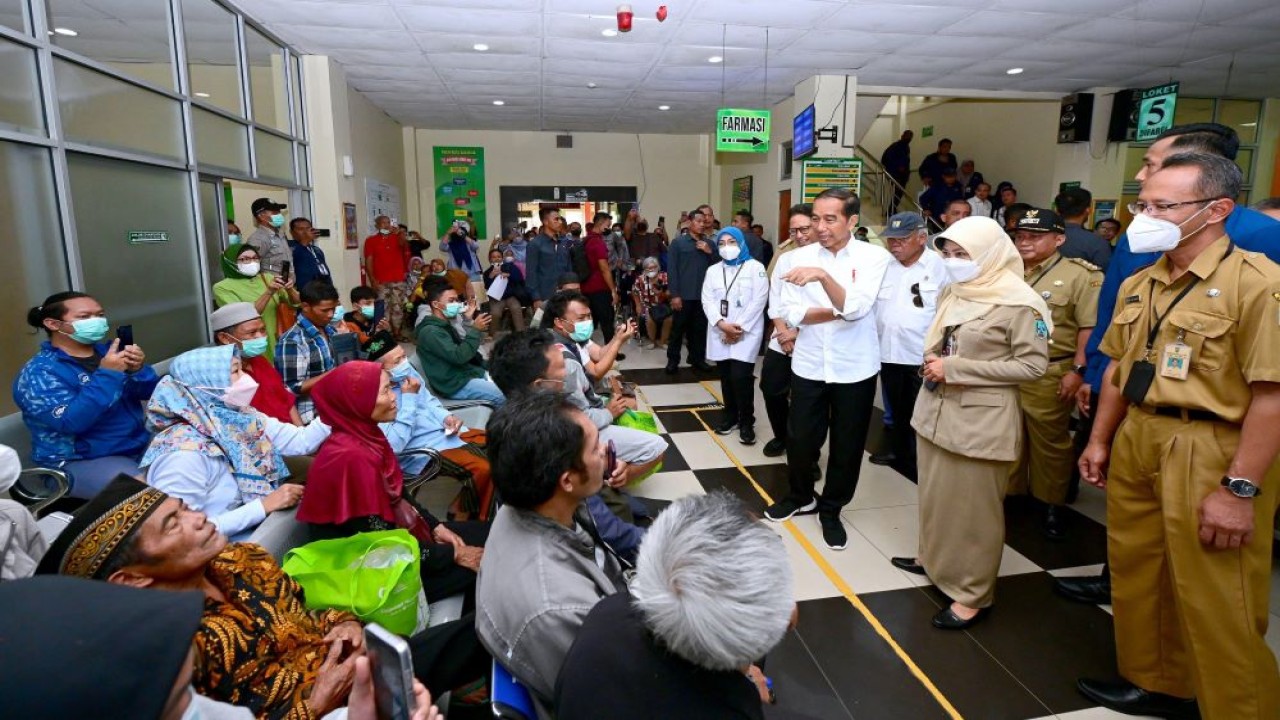 Presiden Jokowi mengunjungi sekaligus meninjau fasilitas kesehatan serta pelayanan BPJS Kesehatan di RSUD Kota Salatiga, Jawa Tengah (Jateng), pada Senin (22/1/2024). (BPMI Setpres)