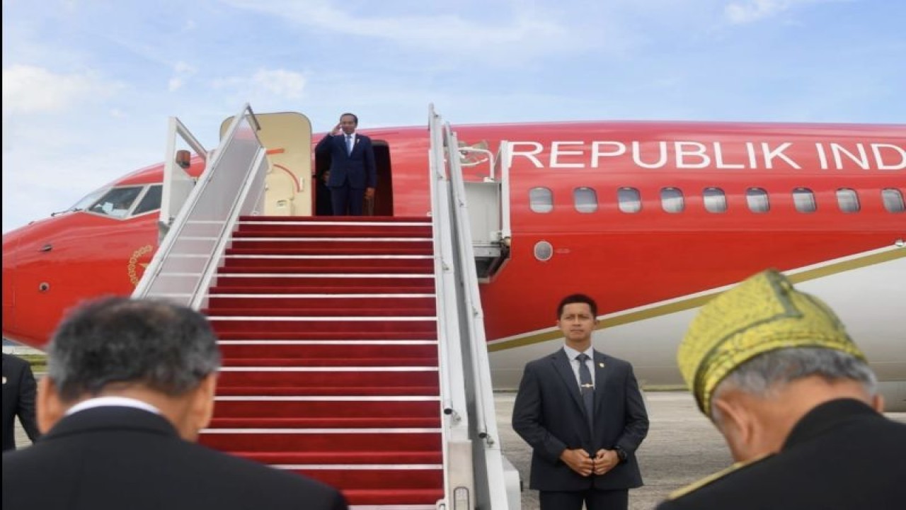 Presiden Joko Widodo berpamitan kepada sejumlah pejabat negara Brunei Darussalam di Bandara Udara Brunei untuk bertolak kembali ke Tanah Air, Minggu (14/1/2024) (ANTARA/HO-Sekretariat Presiden).