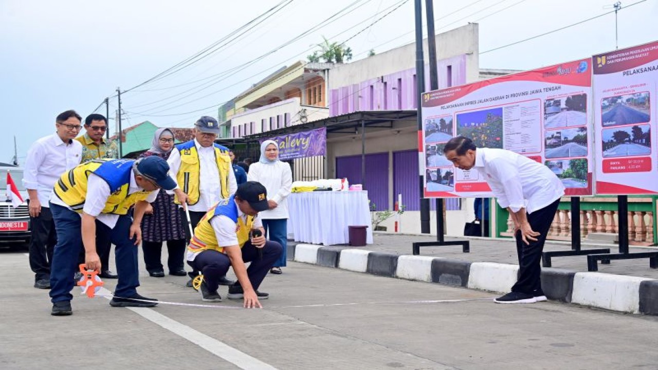 Presiden Joko Widodo meninjau ruas Jalan Surakarta-Gemolong-Purwodadi di sela-sela kunjungannya di Provinsi Jawa Tengah pada Selasa (23/1/2024). ANTARA/HO-Biro Pers Sekretariat Presiden RI.