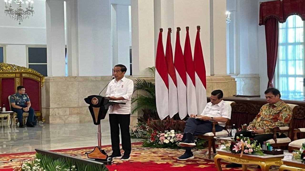 Presiden Joko Widodo menyampaikan arahan dalam Sidang Kabinet Paripurna di Istana Negara, Jakarta, Selasa (9/1/2024). (ANTARA/Yashinta Difa)