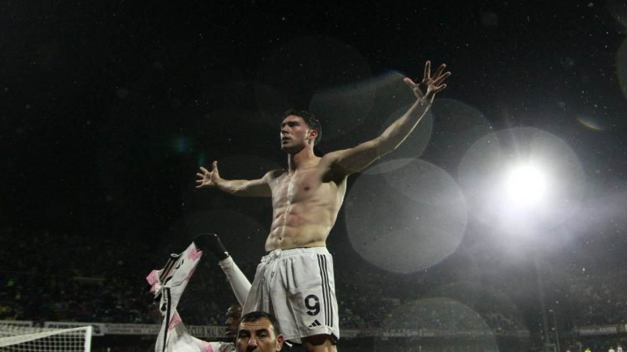 Penyerang Juventus Dusan Vlahovic merayakan gol yang dicetaknya ke gawang Salernitana, pada pertandingan Liga Italia yang dimainkan di Stadion Arecchi, Salerno, Minggu (7/1/2024). (ANTARA/AFP/CARLO HERMANN)