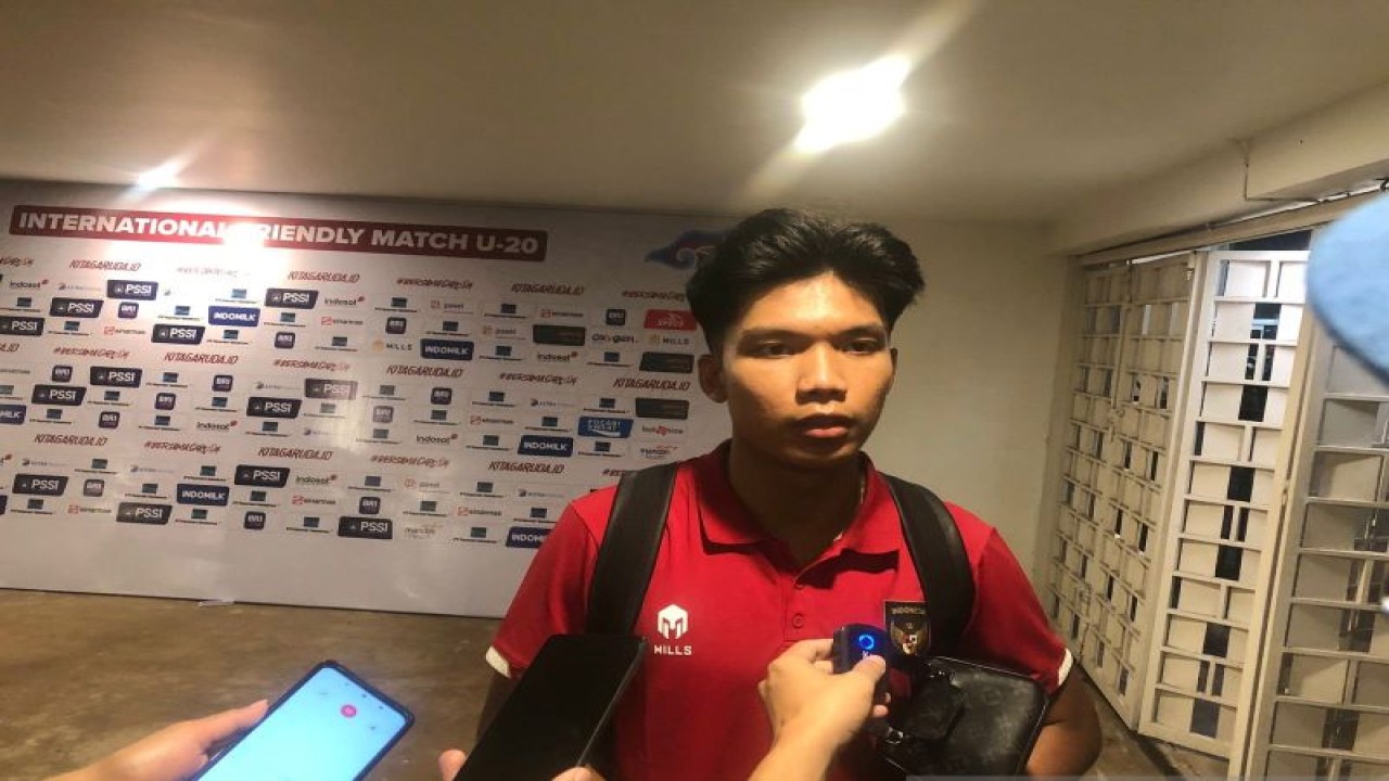 Penggawa timnas Indonesia U-20 Kadek Arel Priyatna ketika ditemui pewarta setelah kekalahan 2-3 dari Uzbekistan U-20 di Stadion Madya Gelora Bung Karno (GBK), Jakarta, Selasa (30/1/2024). (ANTARA/Zaro Ezza Syachniar)