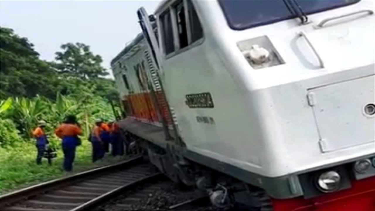 Sejumlah petugas KAI mengevakuasi KA Pandalungan yang anjlok di Emplasemen Stasiun Tanggulangin, Sidoarjo, Minggu (14/1/2024). ANTARA/HO-Instagram @jaki_jetbus