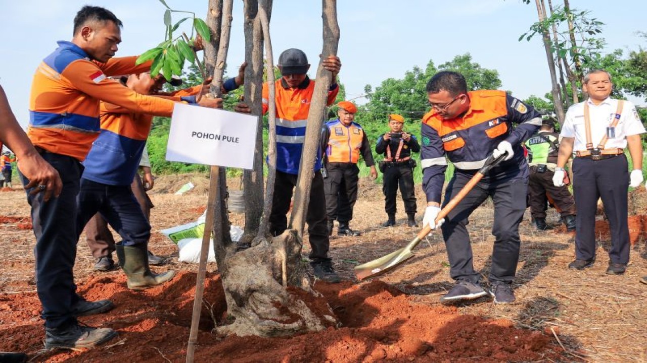 PT Kereta Api Indonesia (Persero) Daop 1 Jakarta melakukan kegiatan penanaman pohon untuk menyukseskan Gerakan Satu Juta Pohon. ANTARA/HO-PT KAI