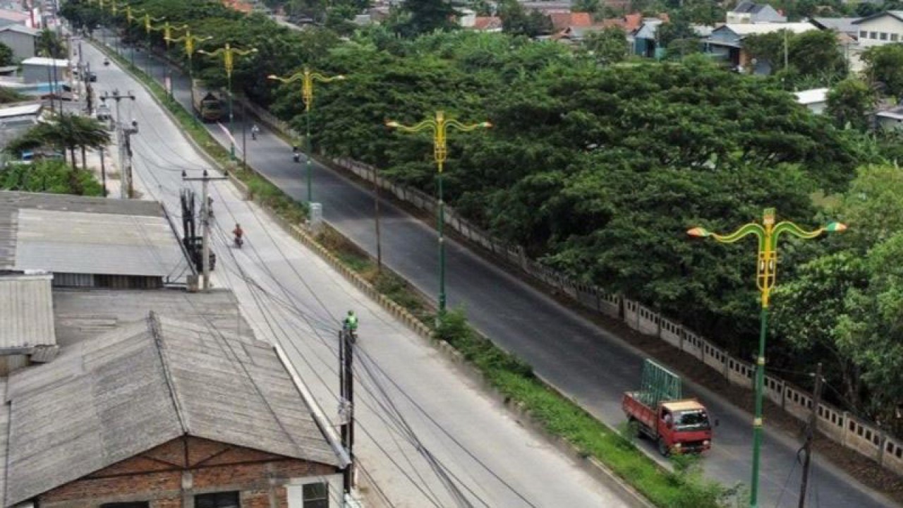 Penerangan jalan umum di Ruas Kalimalang sesi Pasirsari-Tegal Danas, Kecamatan Cikarang Pusat, Kabupaten Bekasi, Jawa Barat. (ANTARA/Pradita Kurniawan Syah).