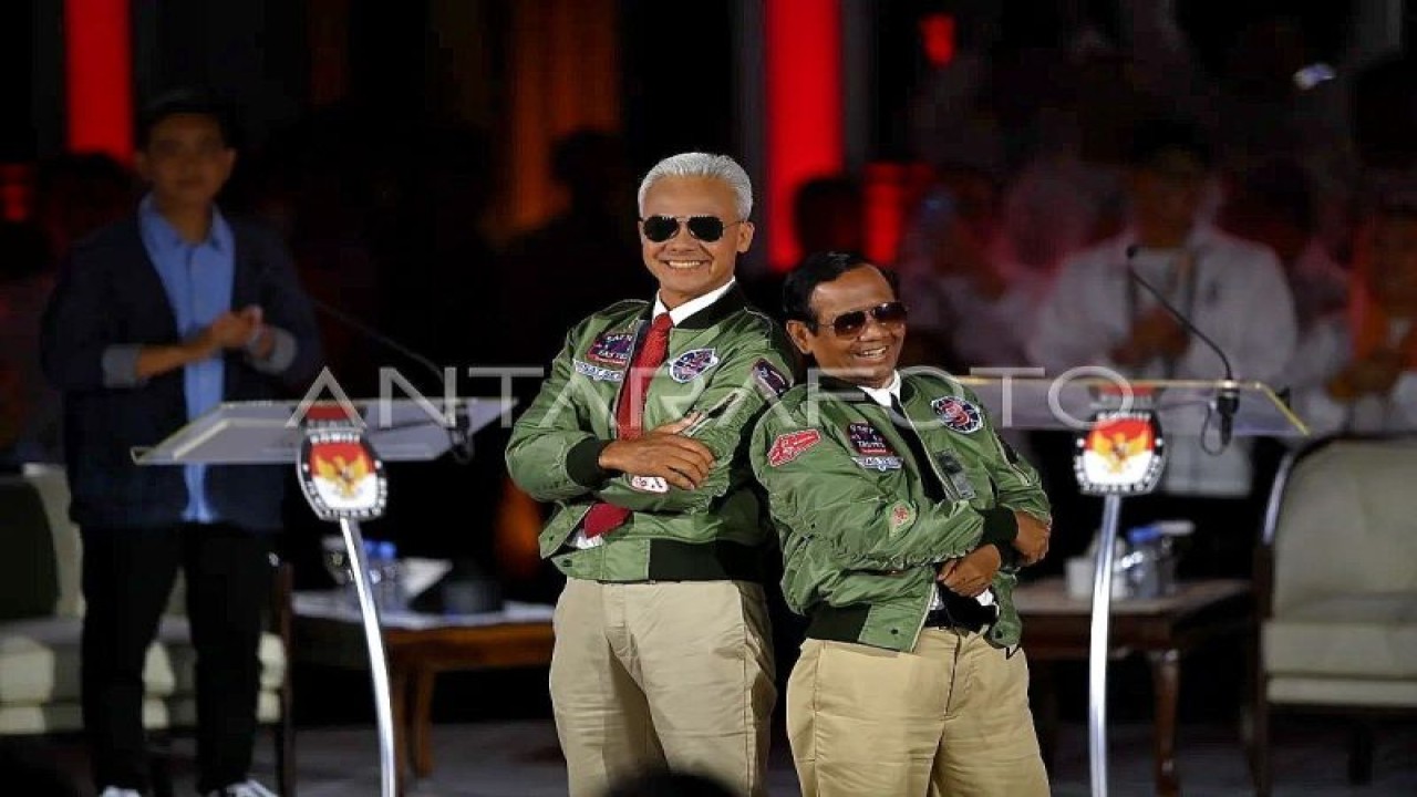 Pasangan calon presiden dan wakil presiden nomor urut 3 Ganjar Pranowo-Mahfud MD berpose di lokasi Debat Ketiga Capres Pemilu 2024 di Istora Senayan, Jakarta, Minggu (7/1/2024). (ANTARA FOTO/Aditya Pradana Putra/foc)