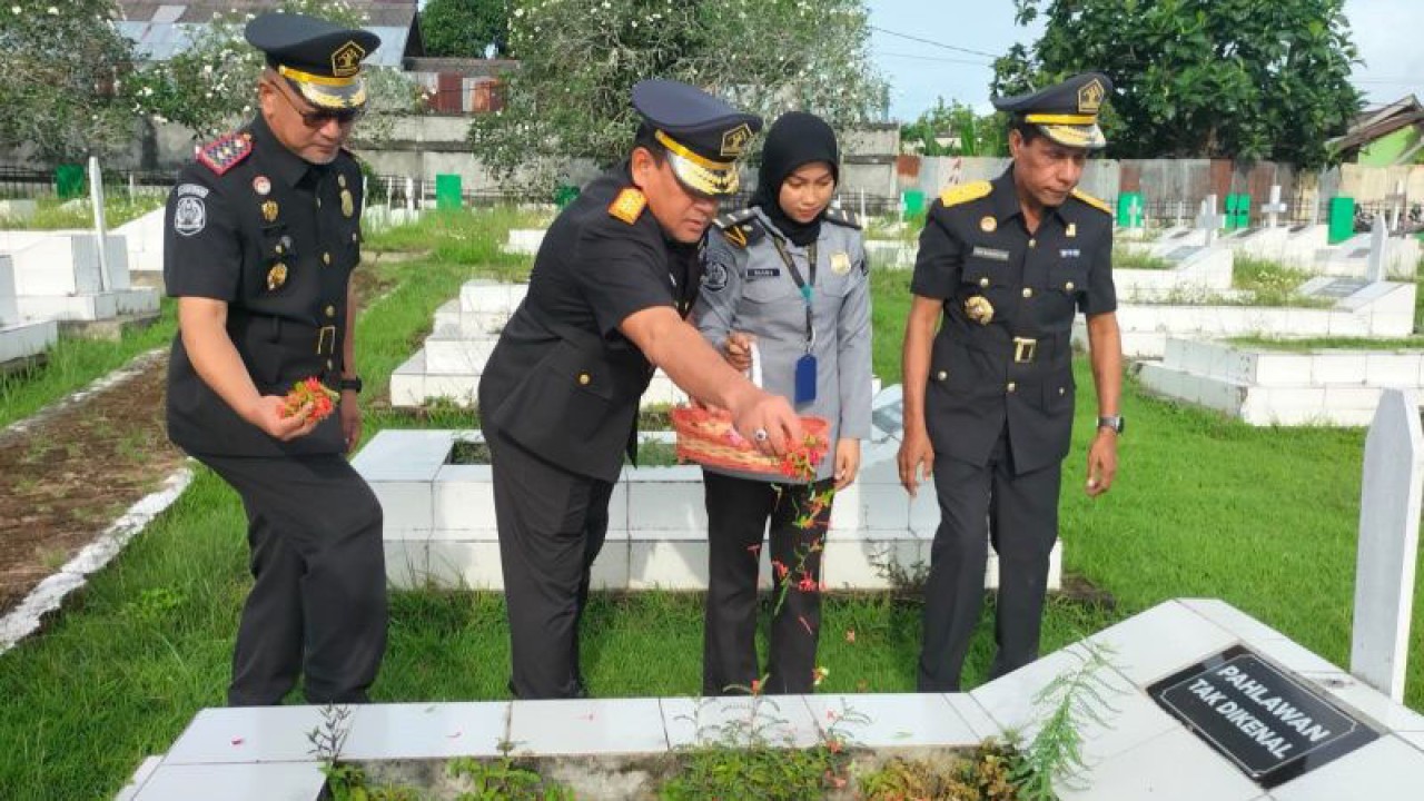 Kepala Kanwil Kemenkumham Papua Barat Taufiqurrakhman menaburkan bunga ke makam saat berziarah di Taman Makam Pahlawan Manokwari pada Rabu (24/1/2024). (ANTARA/Ali Nur Ichsan)