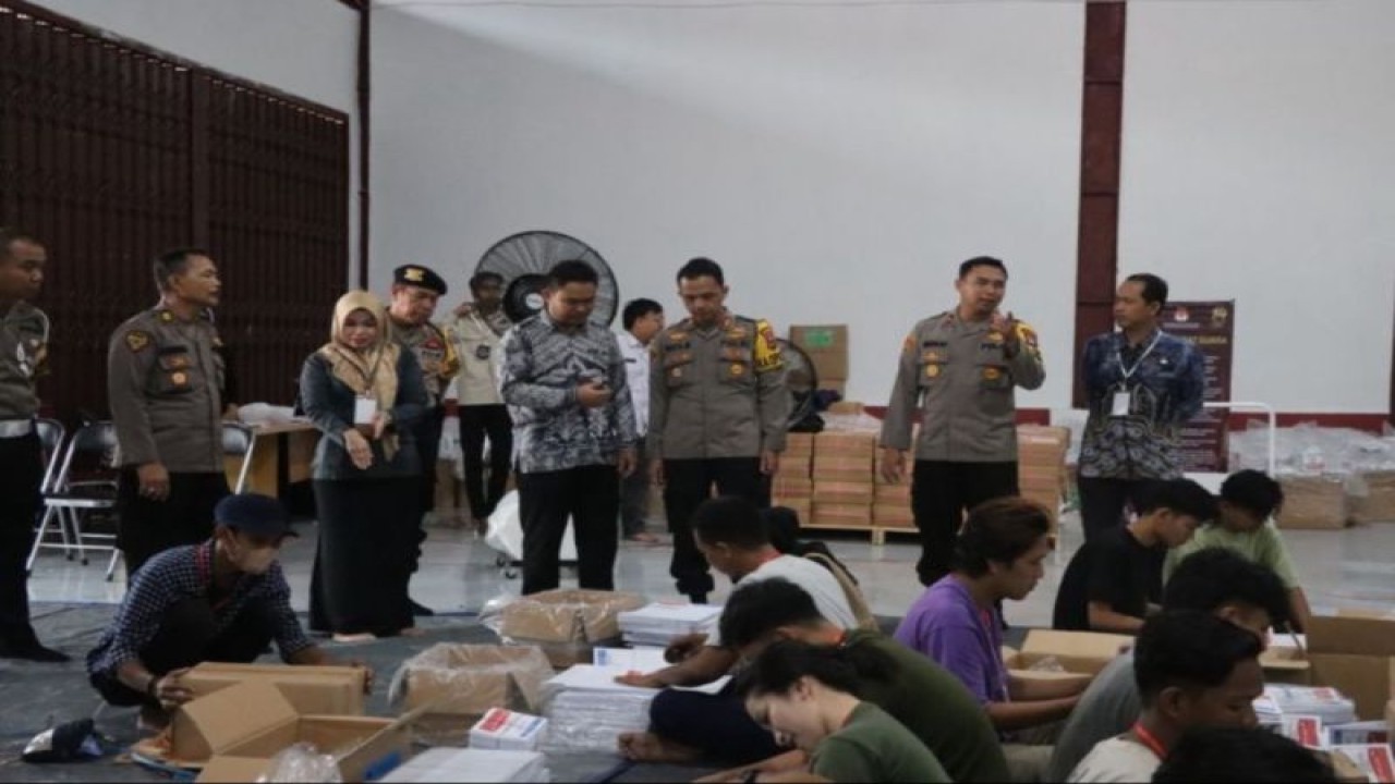 Kapolres Balangan jajaran Polda Kalimantan Selatan AKBP Riza Muttaqin (kedua kanan berdiri) berkunjung ke Gudang Logistik KPU Balangan, Selasa (9/1/2024). (ANTARA/HO-Humas Polres Balangan)