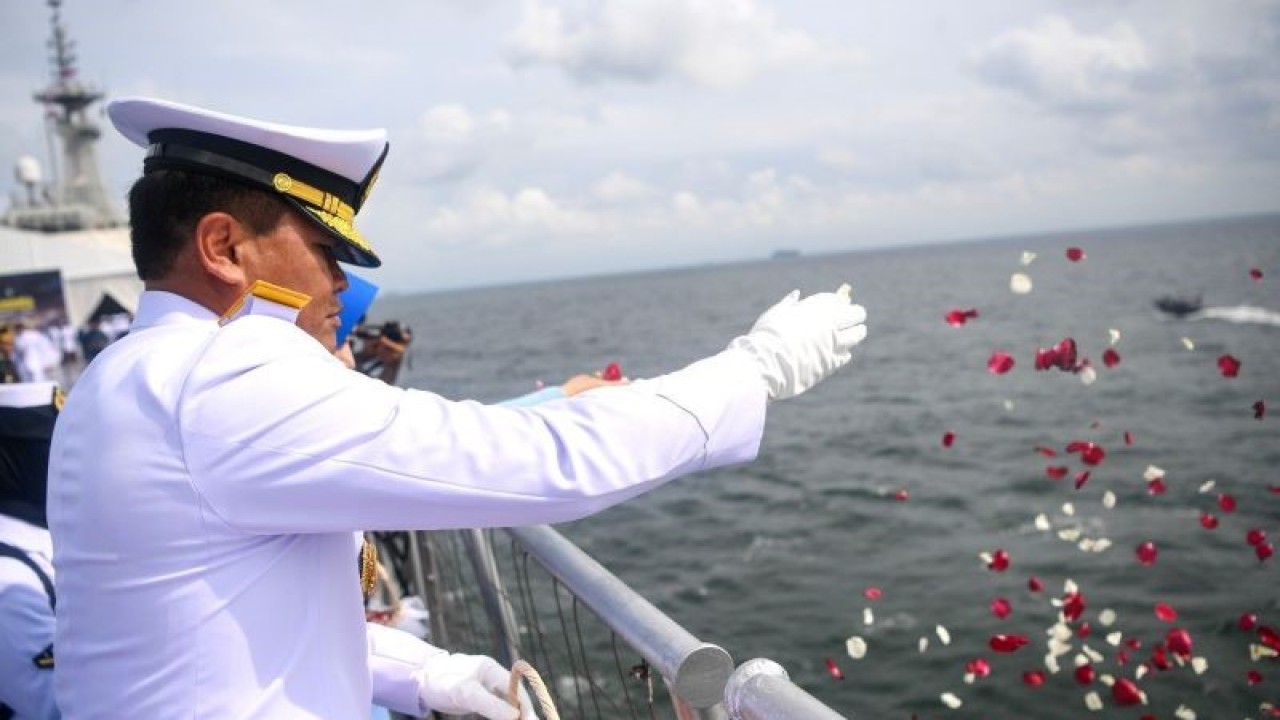 Kepala Staf Angkatan Laut (Kasal) Laksamana TNI Muhammad Ali melarung karangan bunga saat peringatan Hari Dharma Samudera di perairan Teluk Jakarta, Senin (15/1/2024). ANTARA FOTO/M. Risyal Hidayat