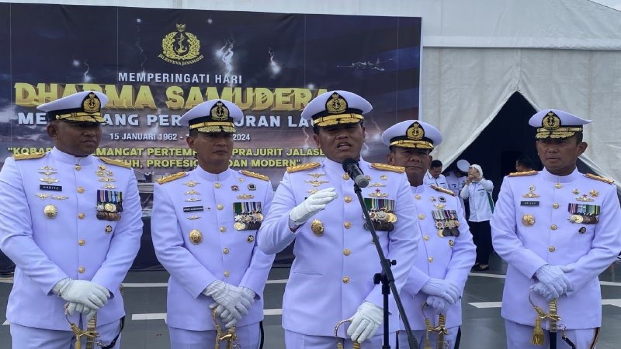 Kepala Staf TNI AL (Kasal) Laksamana TNI Muhammad Ali (tengah) usai menghadiri upacara tabur bunga Hari Dharma Samudera di Jakarta, Senin (15/1/2024). ANTARA/Hreeloita Dharma Shanti