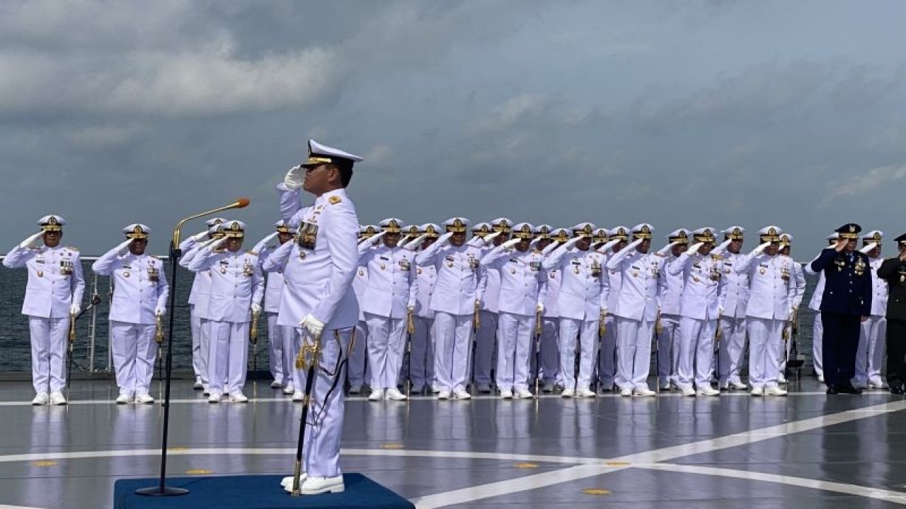 Kepala Staf TNI AL (Kasal) Laksamana TNI Muhammad Ali memberikan penghormatan kepada pahlawan yang gugur dalam perang laut di atas KRI 593 dalam peringatan Hari Dharma Samudera di Jakarta, Senin (15/1/2024). ANTARA/Hreeloita Dharma Shanti