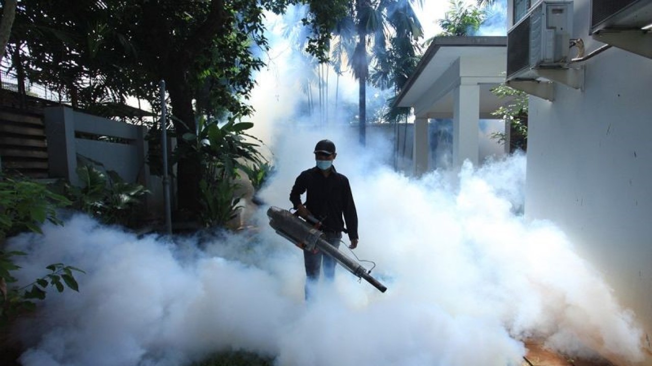 Arsip foto - Petugas melakukan pengasapan (fogging) di permukiman warga di kawasan Puri Mutiara Raya, Cilandak Barat, Jakarta, Selasa (22/2/2022). ANTARA FOTO/Reno Esnir/foc/aa.