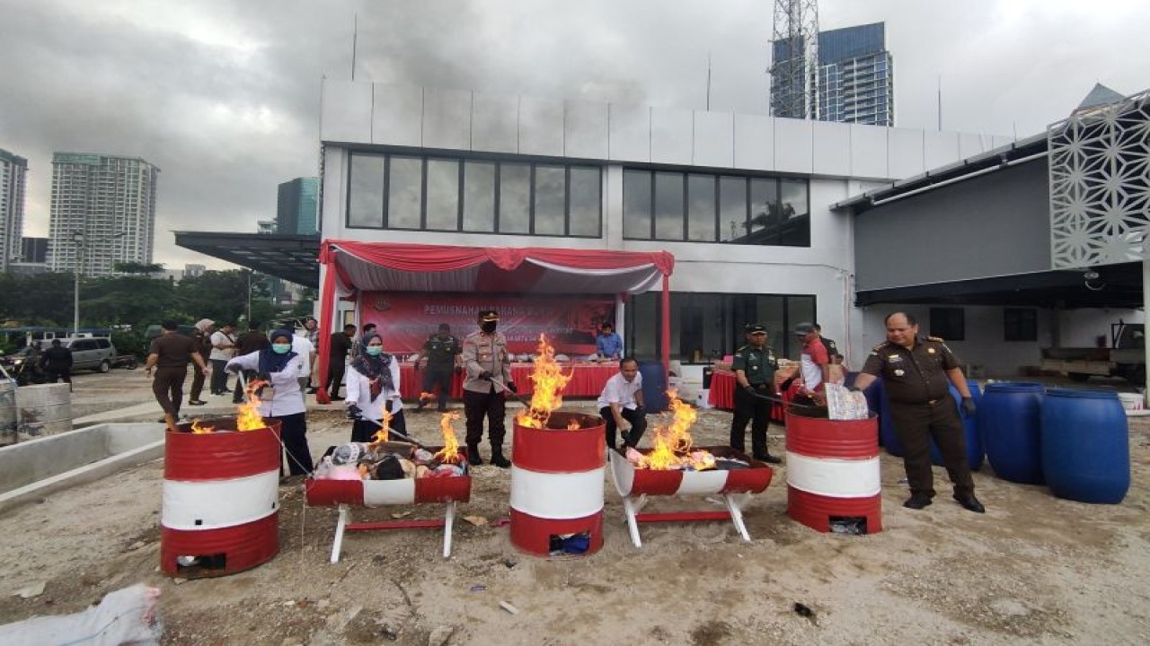 Kejaksaan Negeri Jakarta Barat (Kejari Jakbar) memusnahkan berbagai jenis barang bukti dari penanganan perkara periode Agustus-Desember 2023, Rabu (17/1/2024). ANTARA/Risky Syukur