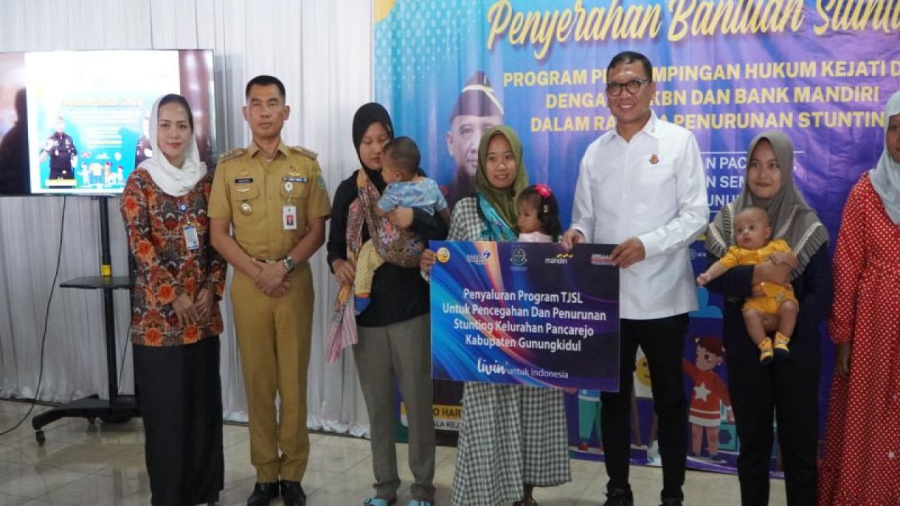 Kepala Kejaksaan Tinggi DIY Ponco Hartanto menyerahkan bantuan kepada keluarga risiko stunting di Gunungkidul. (ANTARA/HO-Humas Pemkab Gunungkidul)