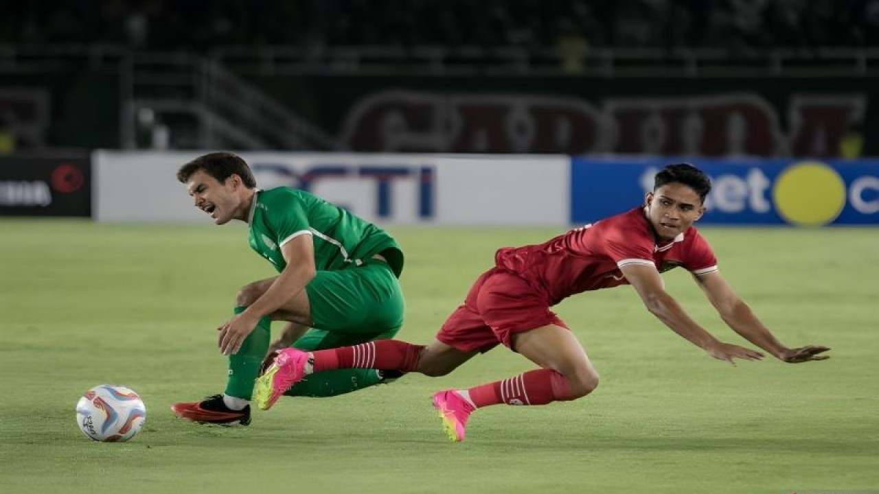 Arsip - Pesepakbola Timnas Indonesia Marselino Ferdinan (kanan) berebut bola dengan Pesepakbola Turkmenistan Rahman Myratberdiyev (kiri) pada pertandingan grup K kualifikasi Piala Asia U-23 AFC 2024 di Stadion Manahan, Solo, Jawa Tengah, Selasa (12/9/2023). ANTARA FOTO/Mohammad Ayudha/hp