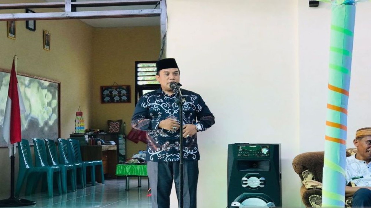 Kepala Kantor Kementerian Agama (Kemenag) Kabupaten Bolaang Mongondow Utara (Bolmut) Idrus Sante sat membawakan sambutan pada persemian ruang belajar Madrasah Ibtidaiyah (MI) Pontak, Bolmut, Kamis (11/1/2024). ANTARA/HO-Humas Kemenag Sulut.