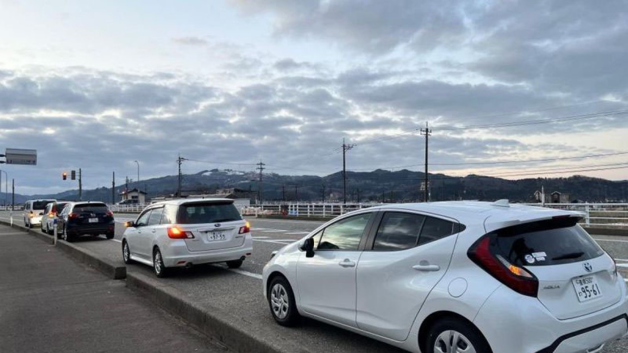 Sejumlah kendaraan menunggu informasi lebih lanjut di pintu tol di Kota Oyabe, Prefektur Toyama, Jepang, 1 Januari 2024. Serangkaian gempa bumi kuat dengan gempa besar berkekuatan hingga magnitudo 7,6 telah melanda Prefektur Ishikawa, Jepang tengah, pada Senin, dan peringatan tsunami telah dikeluarkan, menurut Badan Meteorologi Jepang (JMA). (Xinhua/Sun Jialin/as)