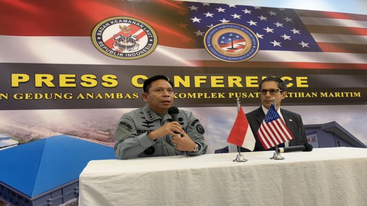 Kepala Bakamla RI Laksdya TNI Irvansyah (kiri) dalam konferensi pers usai meresmikan pusat pelatihan maritim di Batam, Kepri, Senin (29/1/2024). ANTARA/Jessica