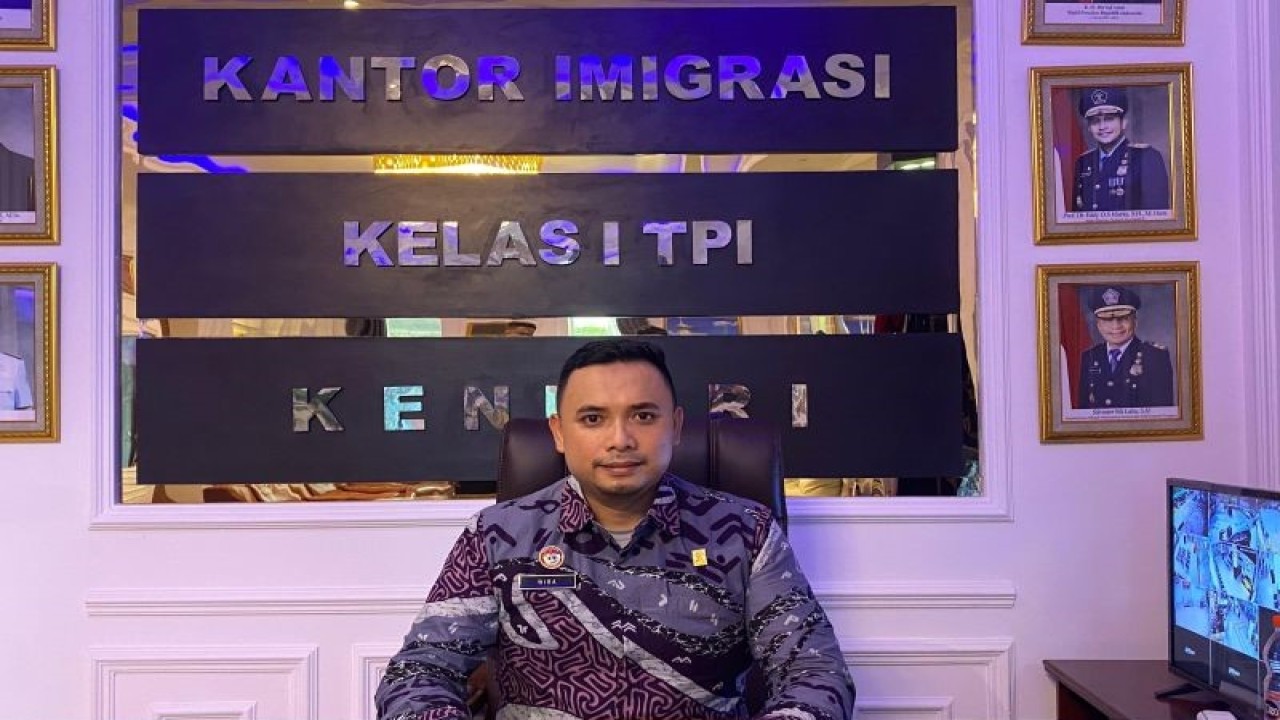 Kepala Kantor Imigrasi Kelas I TPI Kendari Wira Zulfika. (Antara/La Ode Muh Deden Saputra)