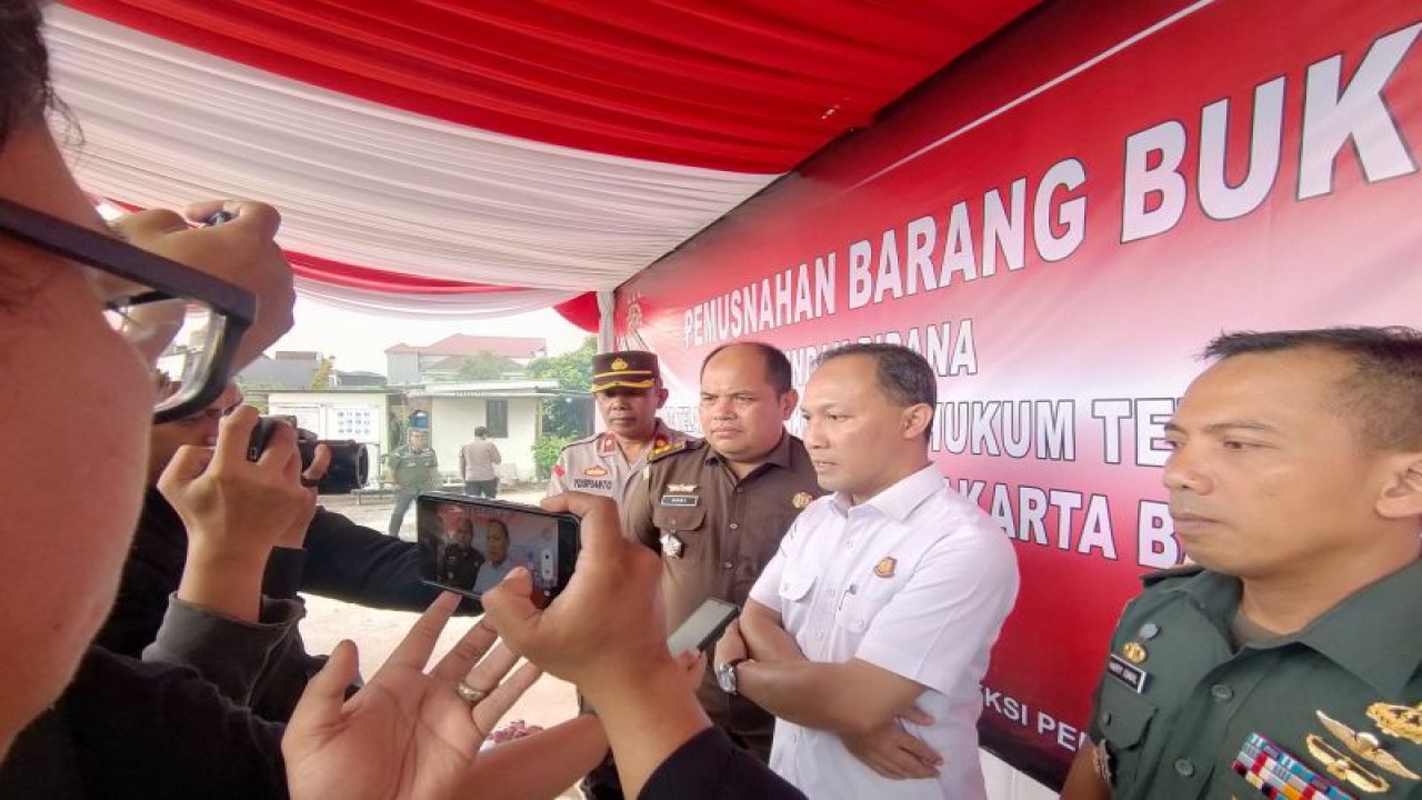 Kepala Kejaksaan Negeri Jakarta Barat, Hendri Antoro saat ditemui dalam sebuah jumpa pers pada Rabu (17/1/2024). ANTARA/ Risky Syukur