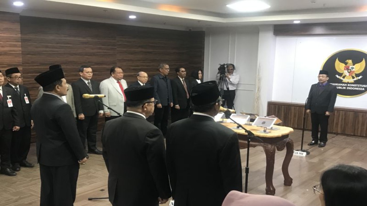 Suasana pelantikan anggota Majelis Kehormatan Mahkamah Konstitusi (MKMK) di Gedung Mahkamah Konstitusi, Jakarta, Senin (8/1/2024). ANTARA/M. Mardiansyah Al Afghani