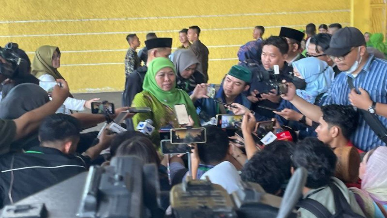 Khofifah Indar Parawansa saat ditemui di acara Hari Lahir (Harlah) ke-78 Muslimat NU di Stadion Utama Gelora Bung Karno (GBK) Senayan, Jakarta, Sabtu (20/1/2024). ANTARA/Ilham Kausar