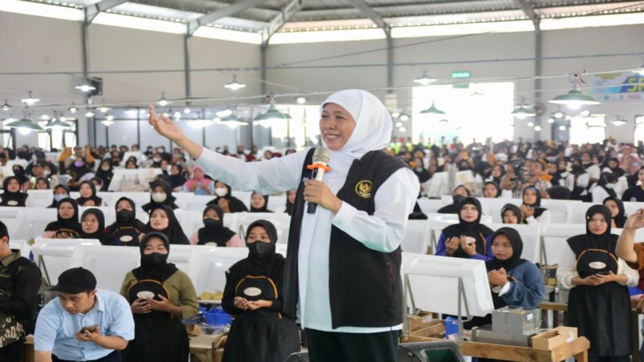 Gubernur Jatim Khofifah Indar Parawansa menyampaikan pemaparan saat meresmikan Mitra Produksi Sigaret (MPS) Dander PT Kareb Alam Sejahtera di Kabupaten Bojonegoro, Selasa (30/1/2024). ANTARA/HO-Biro Adpim Jatim